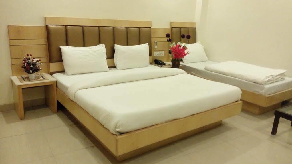 ניו דלהי Hotel Golden Gate מראה חיצוני תמונה
