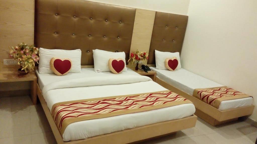 ניו דלהי Hotel Golden Gate מראה חיצוני תמונה